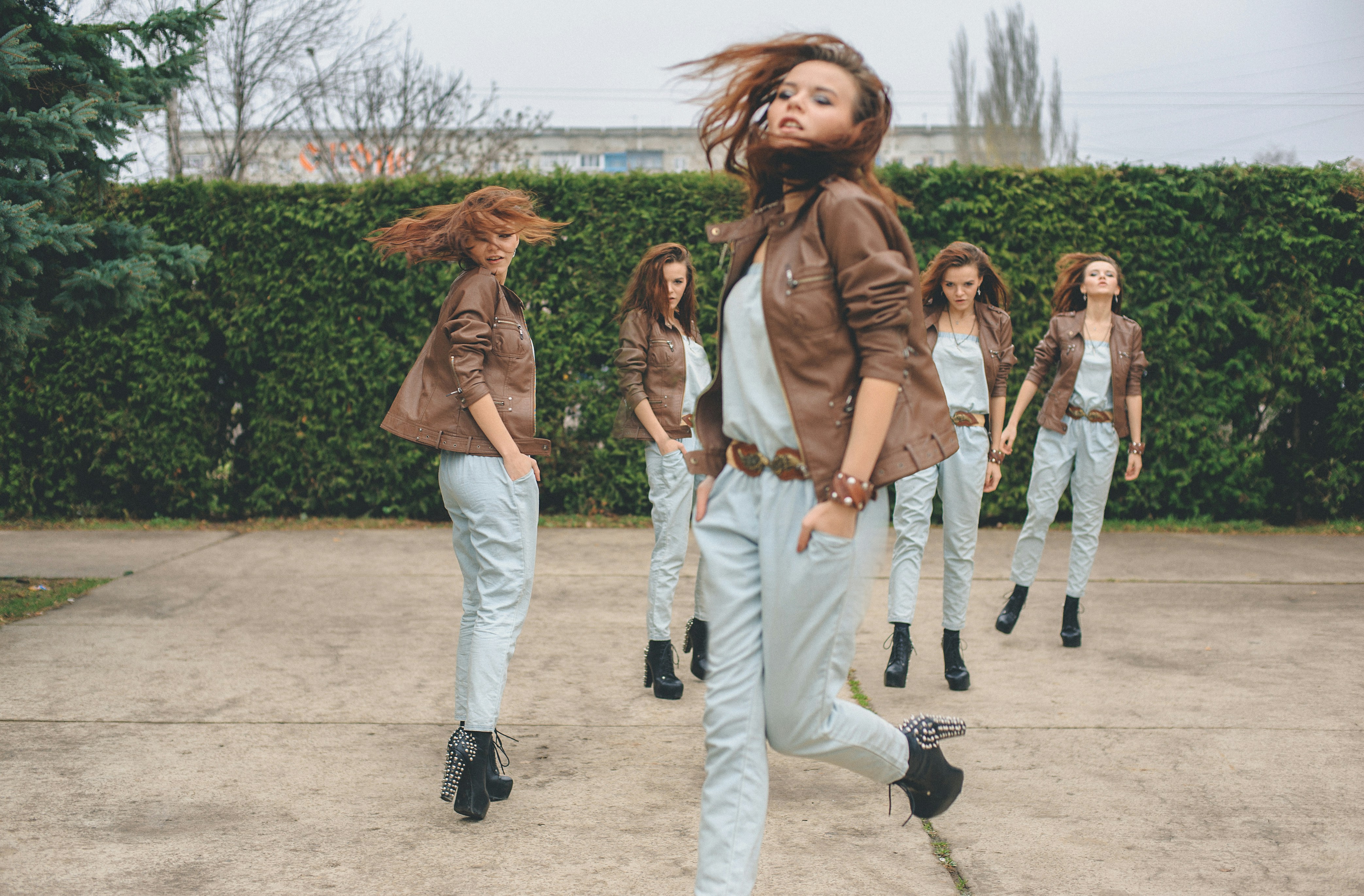 un groupe de jeunes femmes debout les unes à côté des autres