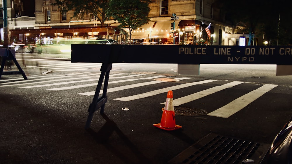 道路脇にあるトラフィックコーン