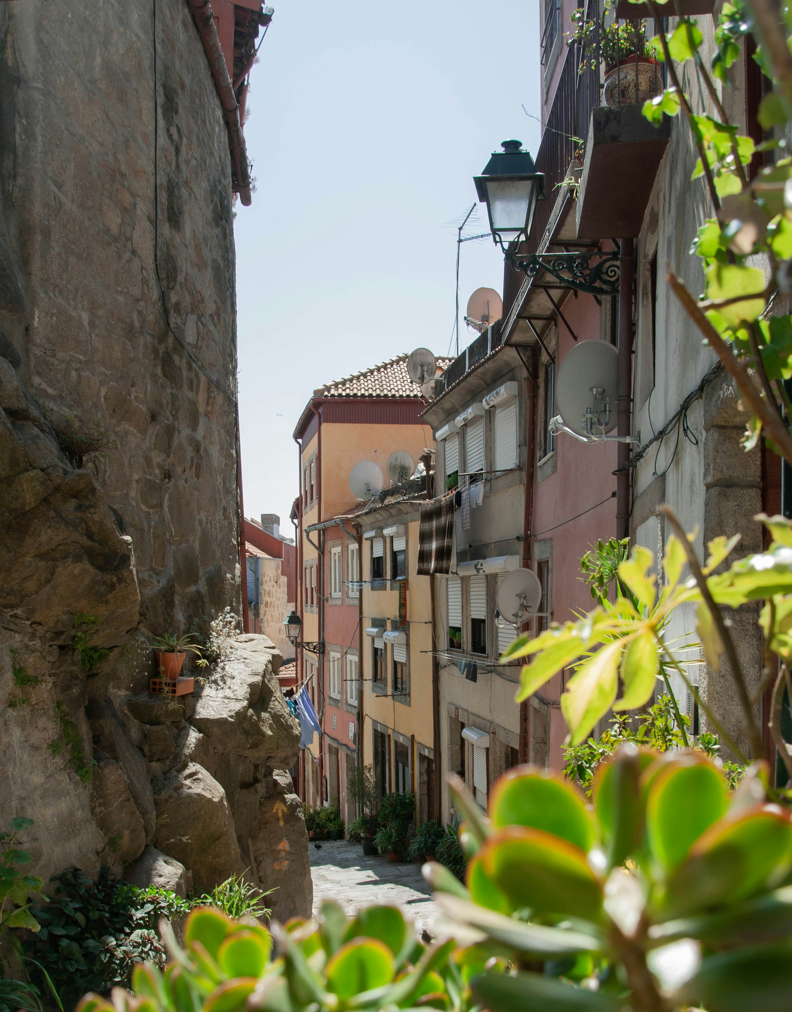 a narrow alley way with buildings on both sides