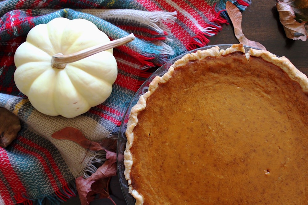 una torta di zucca seduta sopra un tavolo