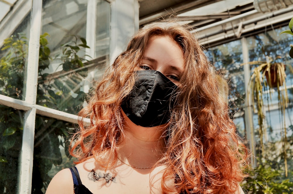 Una donna con i capelli rossi che indossa una maschera nera