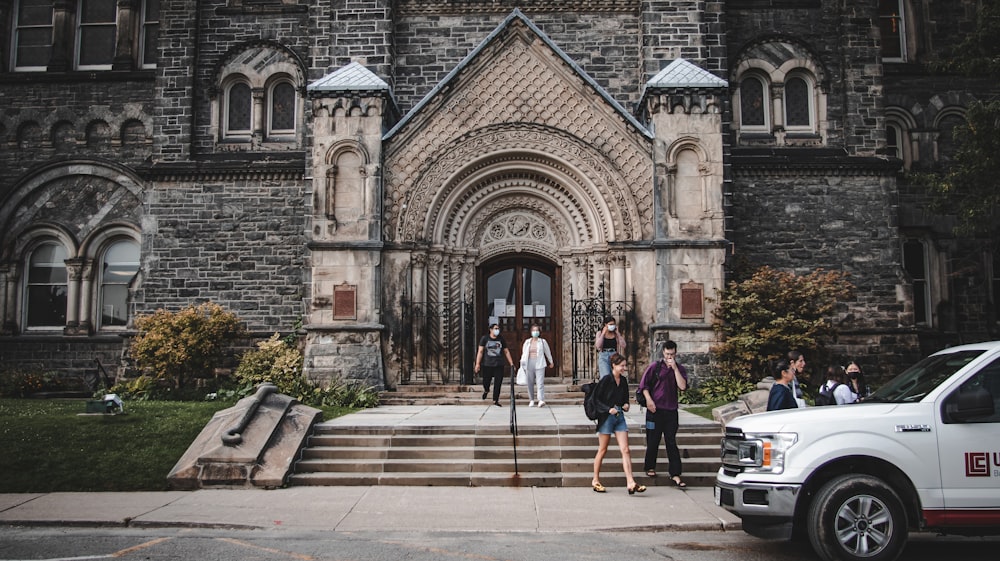 Un grupo de personas de pie frente a una iglesia
