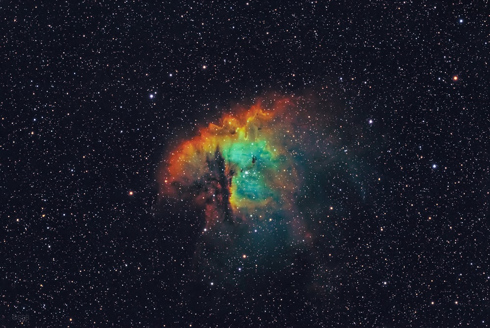 Un objet coloré au milieu du ciel nocturne