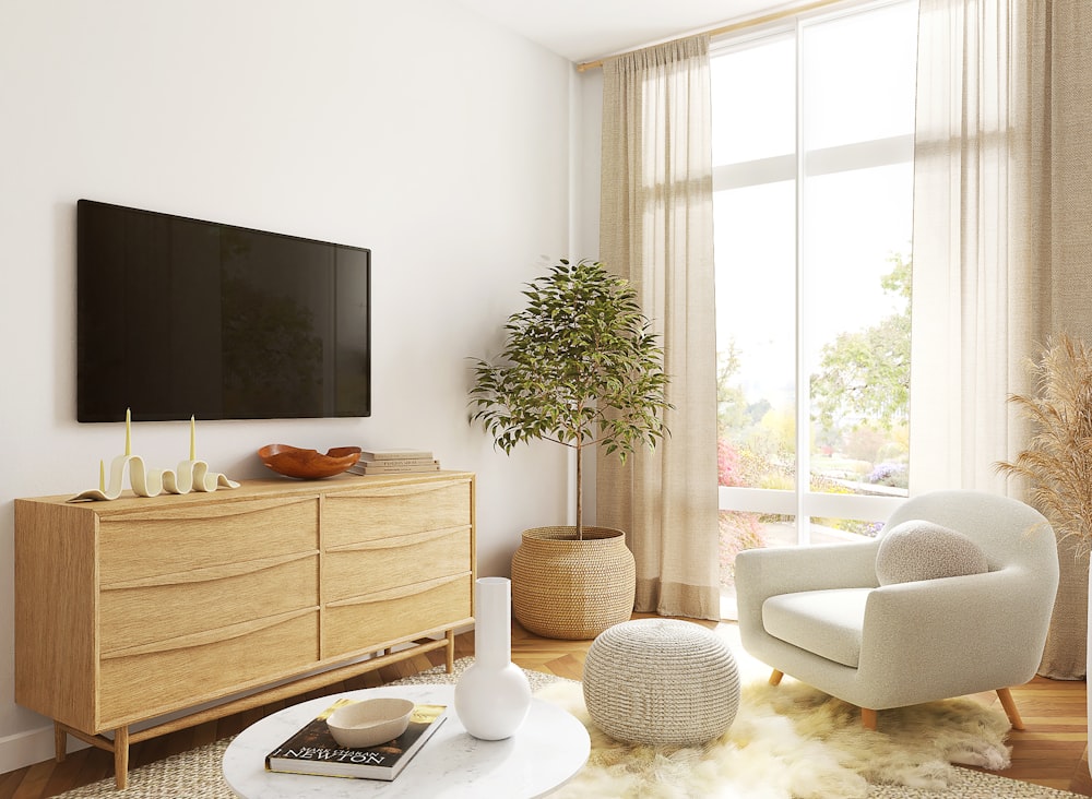 una sala de estar con un gran televisor de pantalla plana