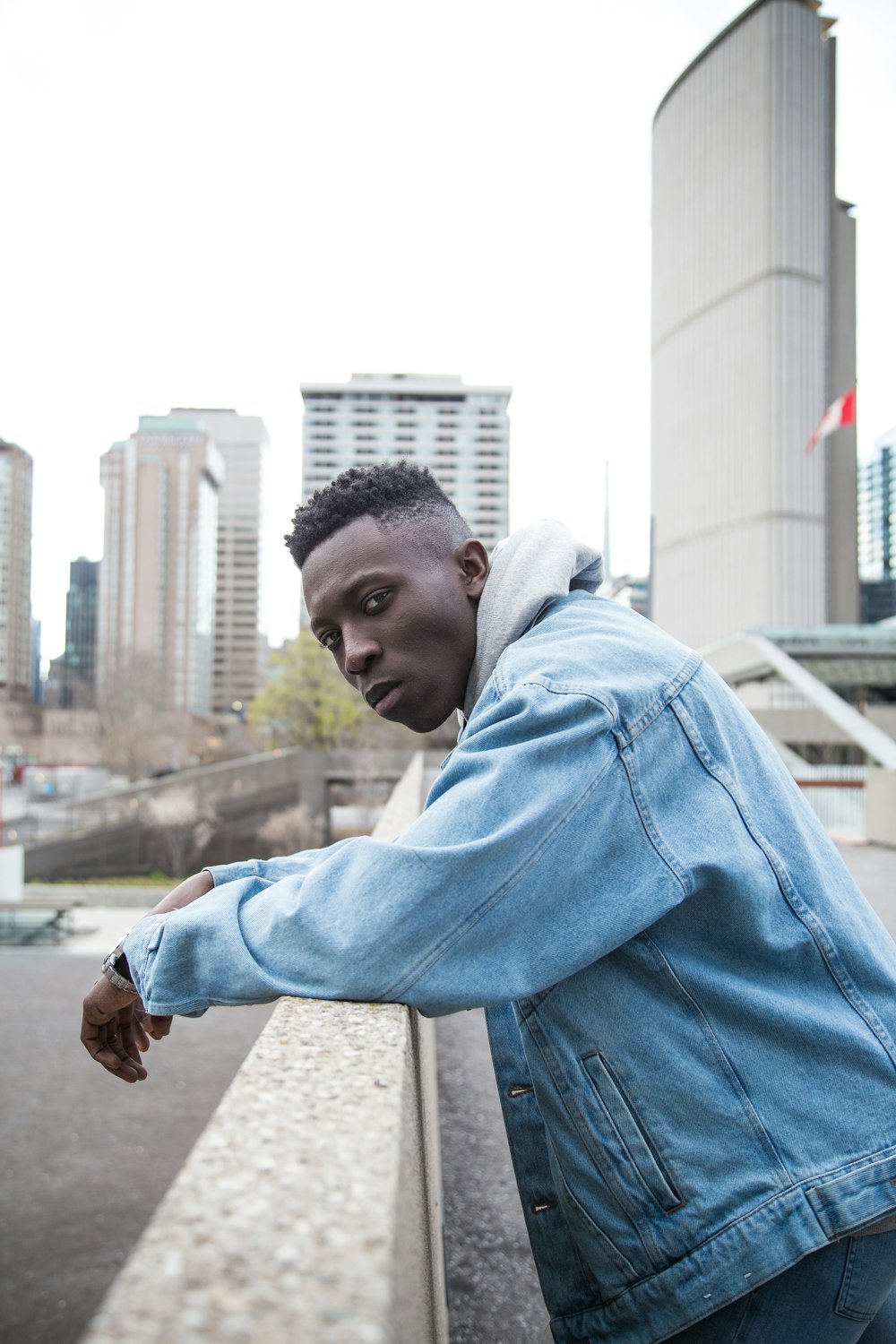 a man leaning on a ledge in a city