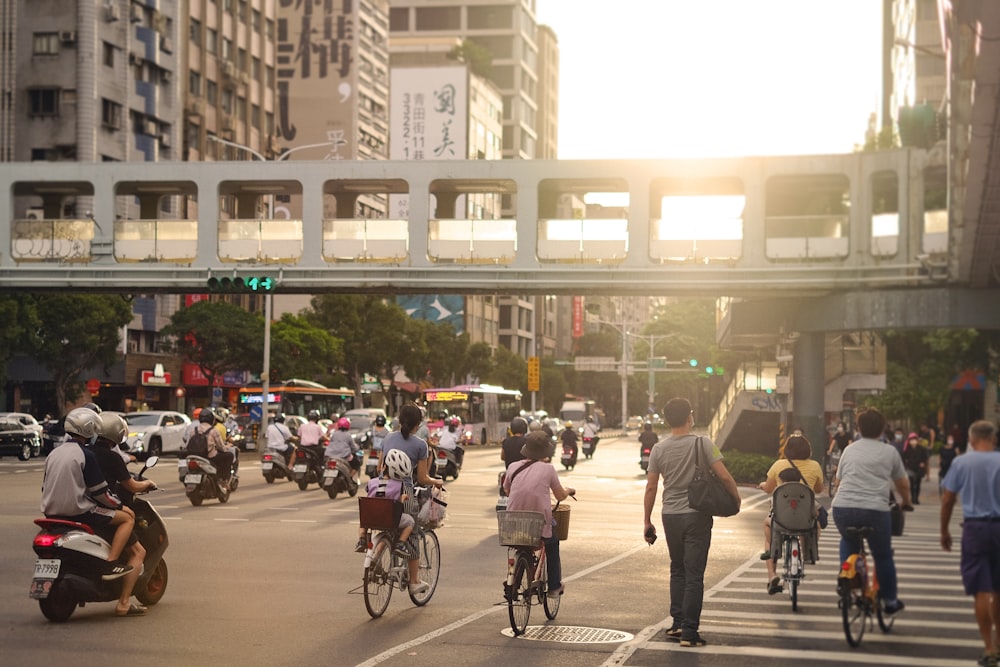 Un grupo de personas montando en bicicleta por una calle