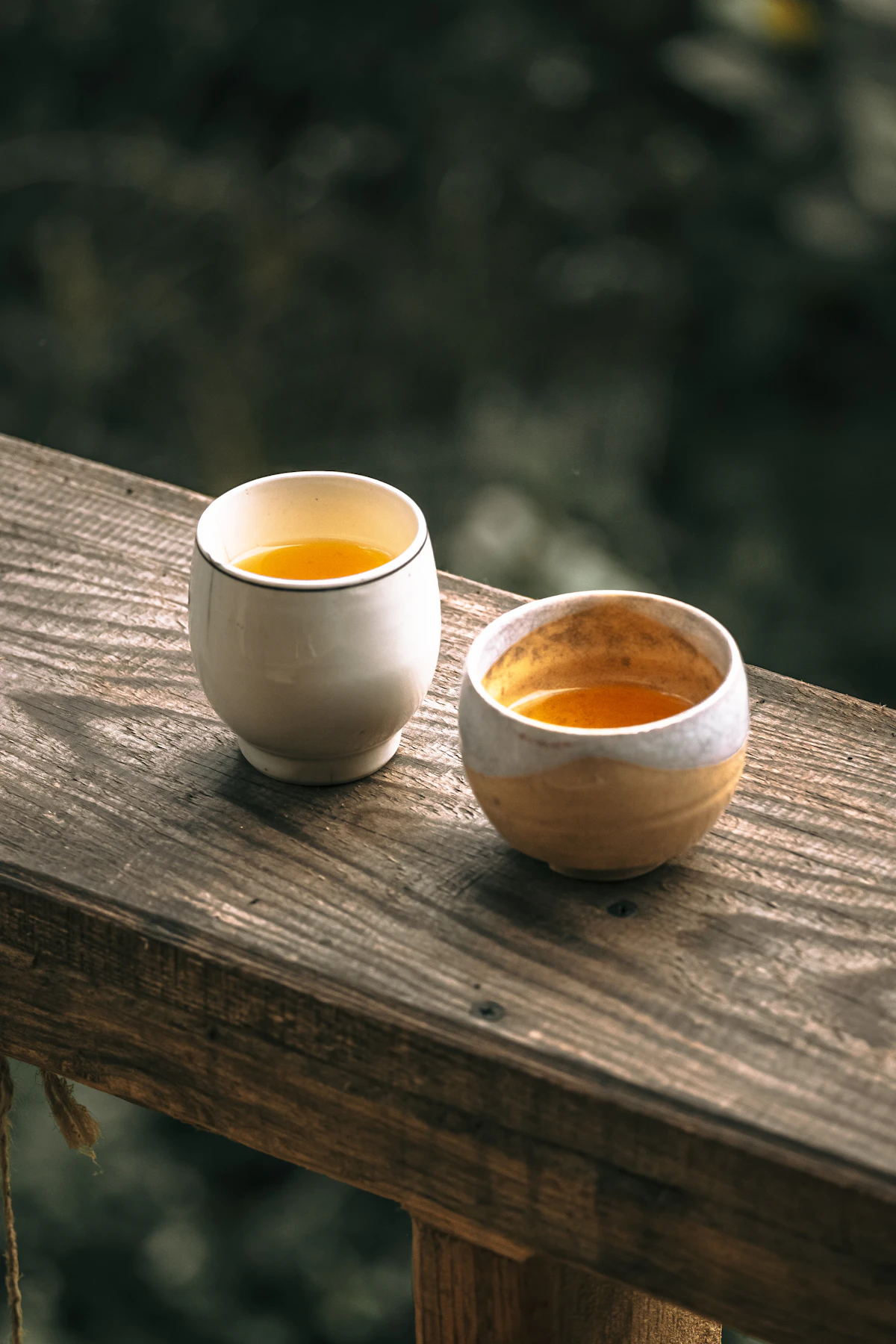 Hai bát trà truyền thống trên bàn gỗ - văn hóa uống Hàn Quốc