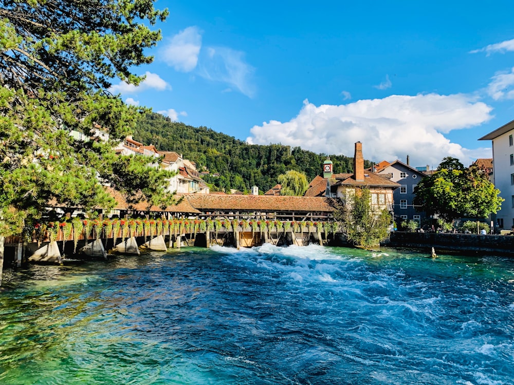 Ein Fluss, der unter einer Brücke neben einem hohen Gebäude fließt