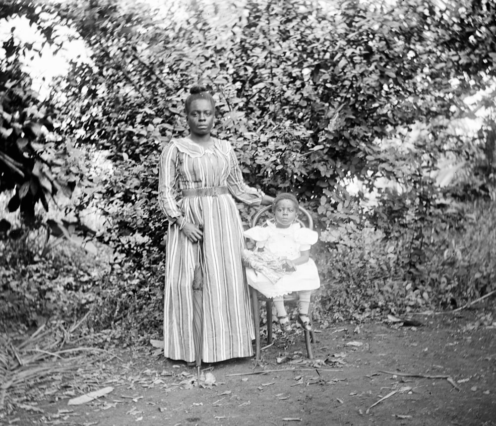 une vieille photo en noir et blanc d’une femme et d’un enfant