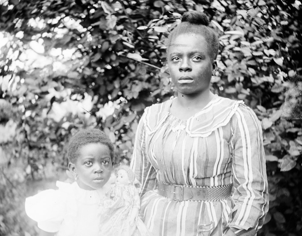 une photo en noir et blanc d’une femme et d’un enfant