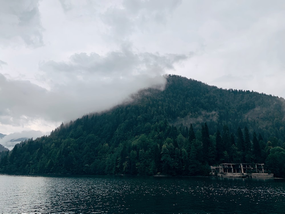 山を背景にした湖