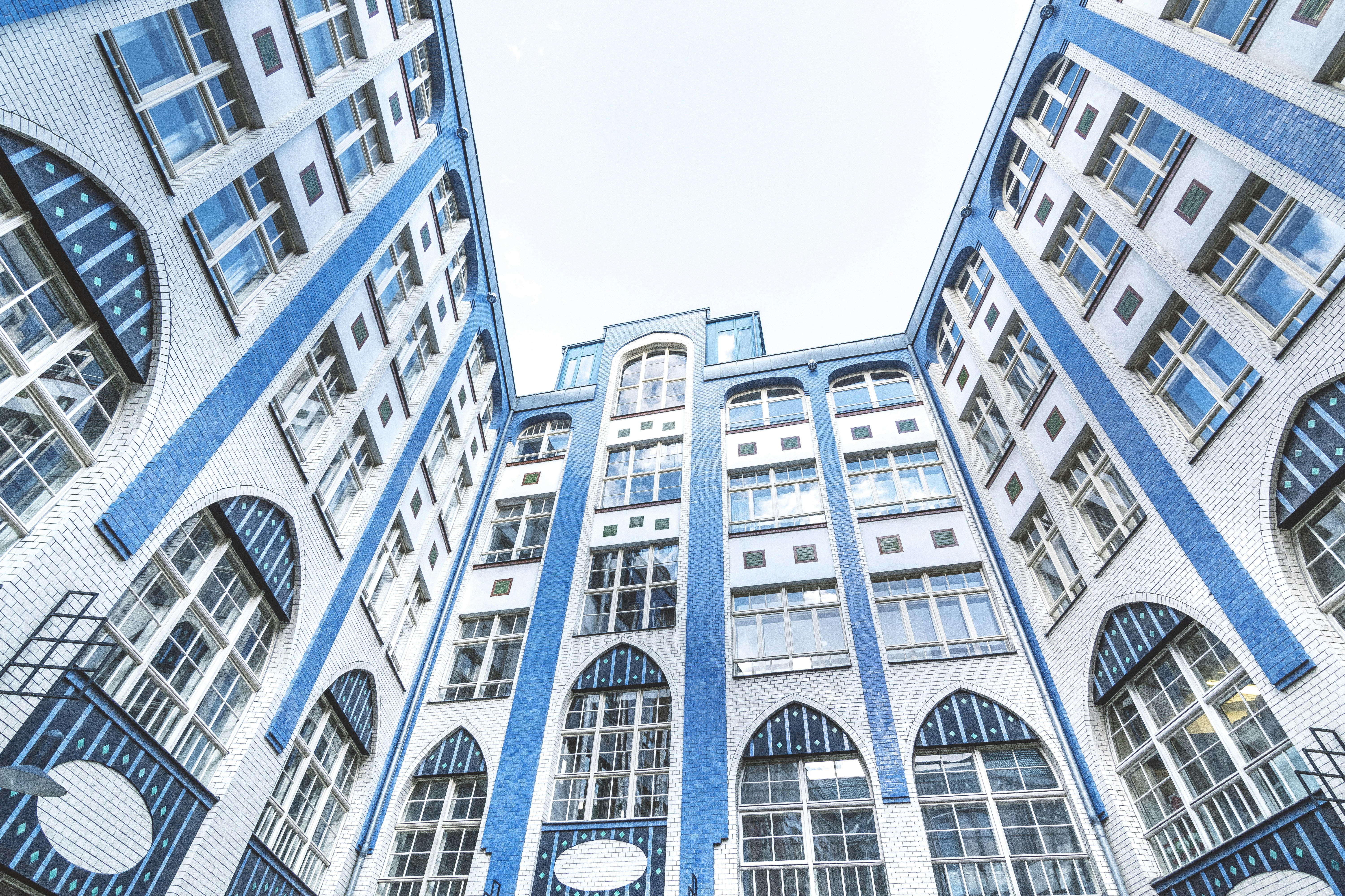 窓がたくさんある非常に高い建物