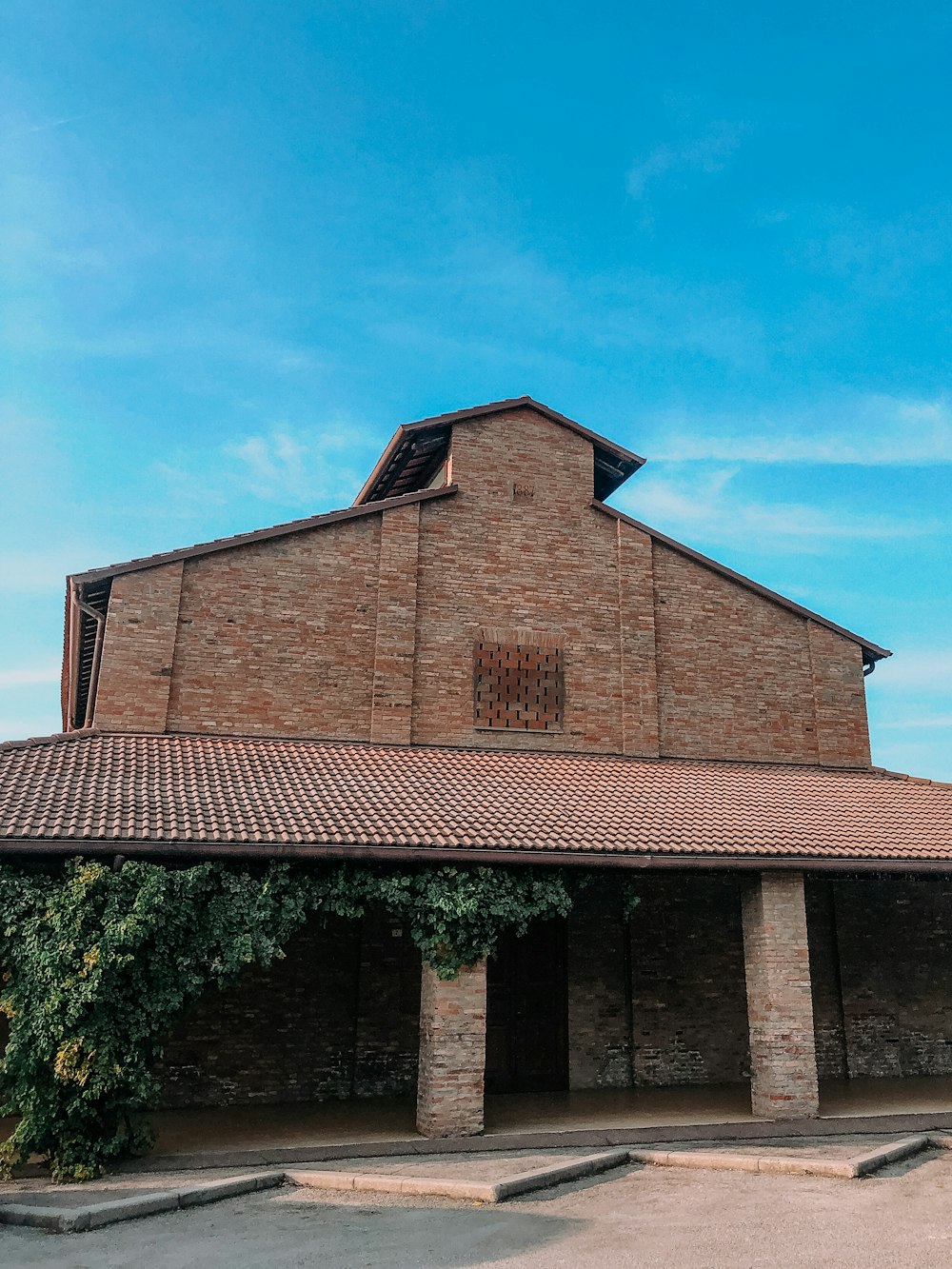 un edificio de ladrillo con una torre del reloj en la parte superior