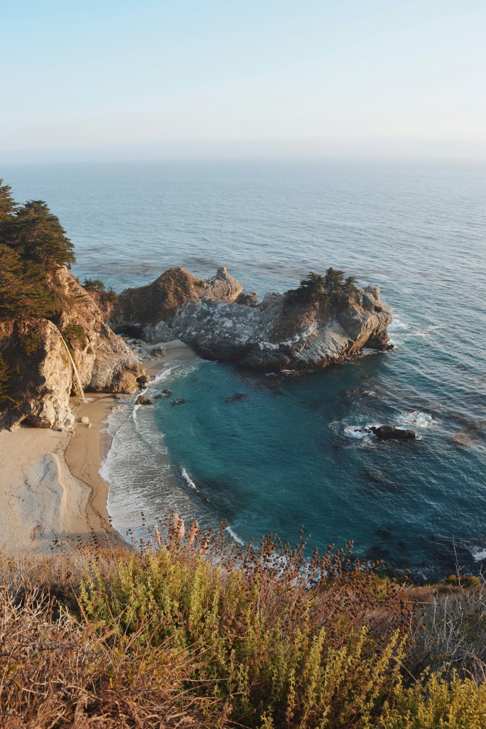 Una vista dell'oceano dalla cima di una collina