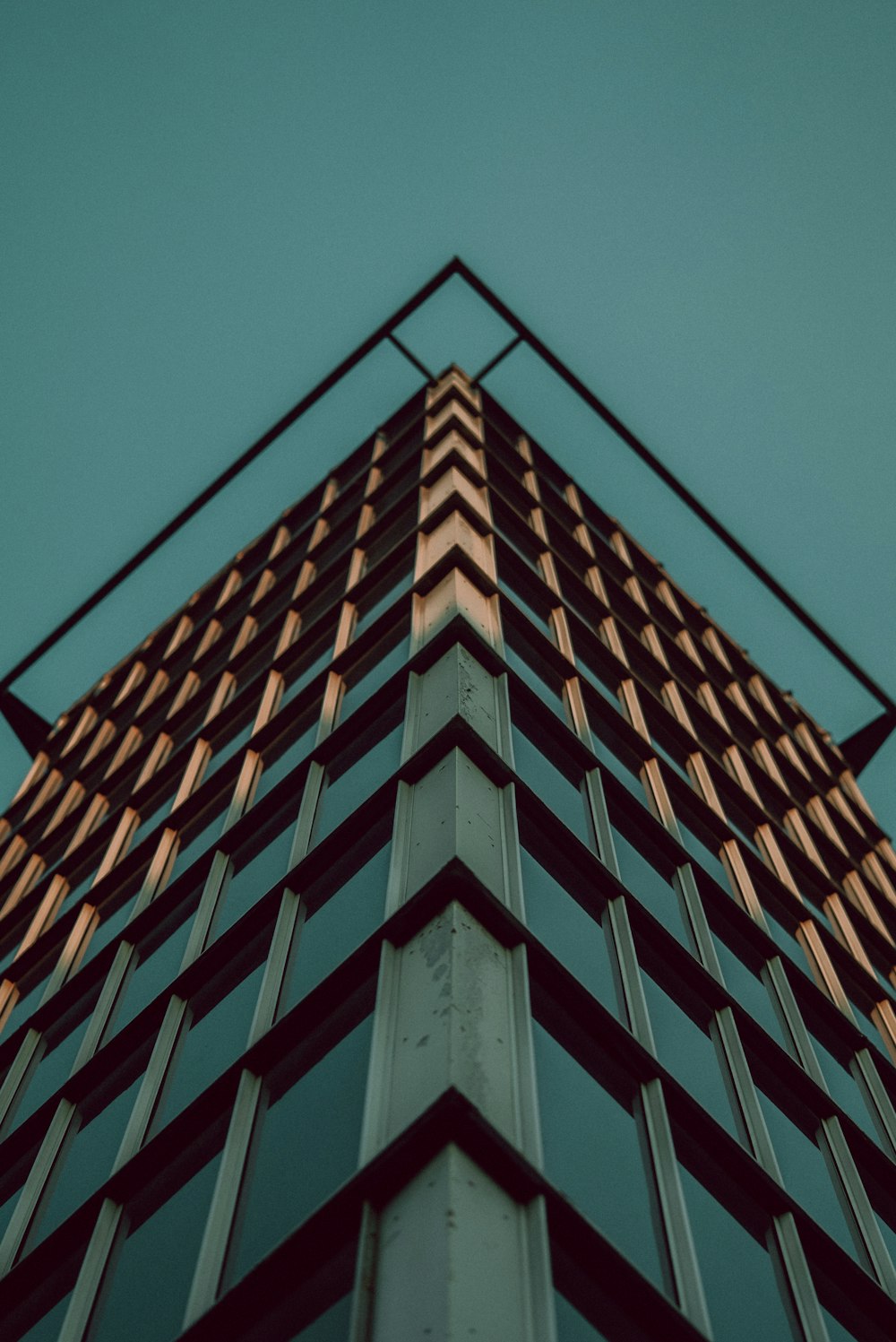 Un edificio alto con uno sfondo del cielo