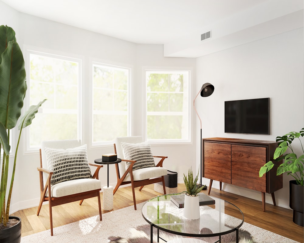 uma sala de estar cheia de móveis e uma TV de tela plana