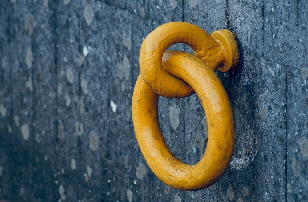 um close up de um anel amarelo em uma parede