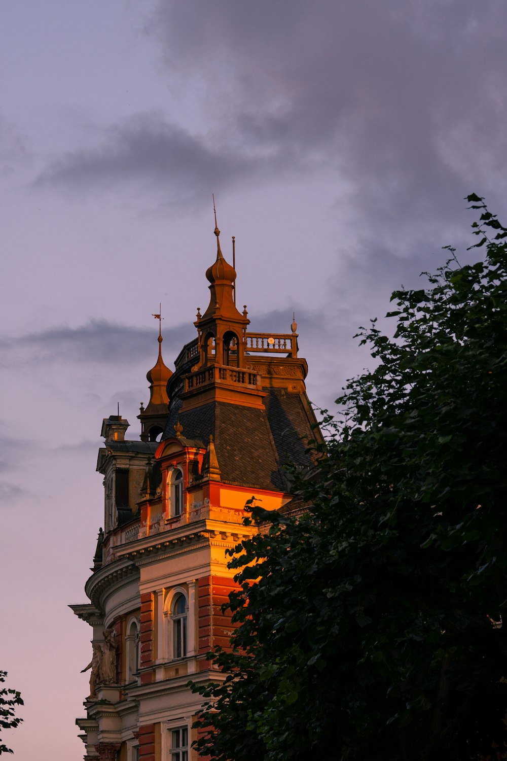 un grand bâtiment avec une horloge sur le dessus