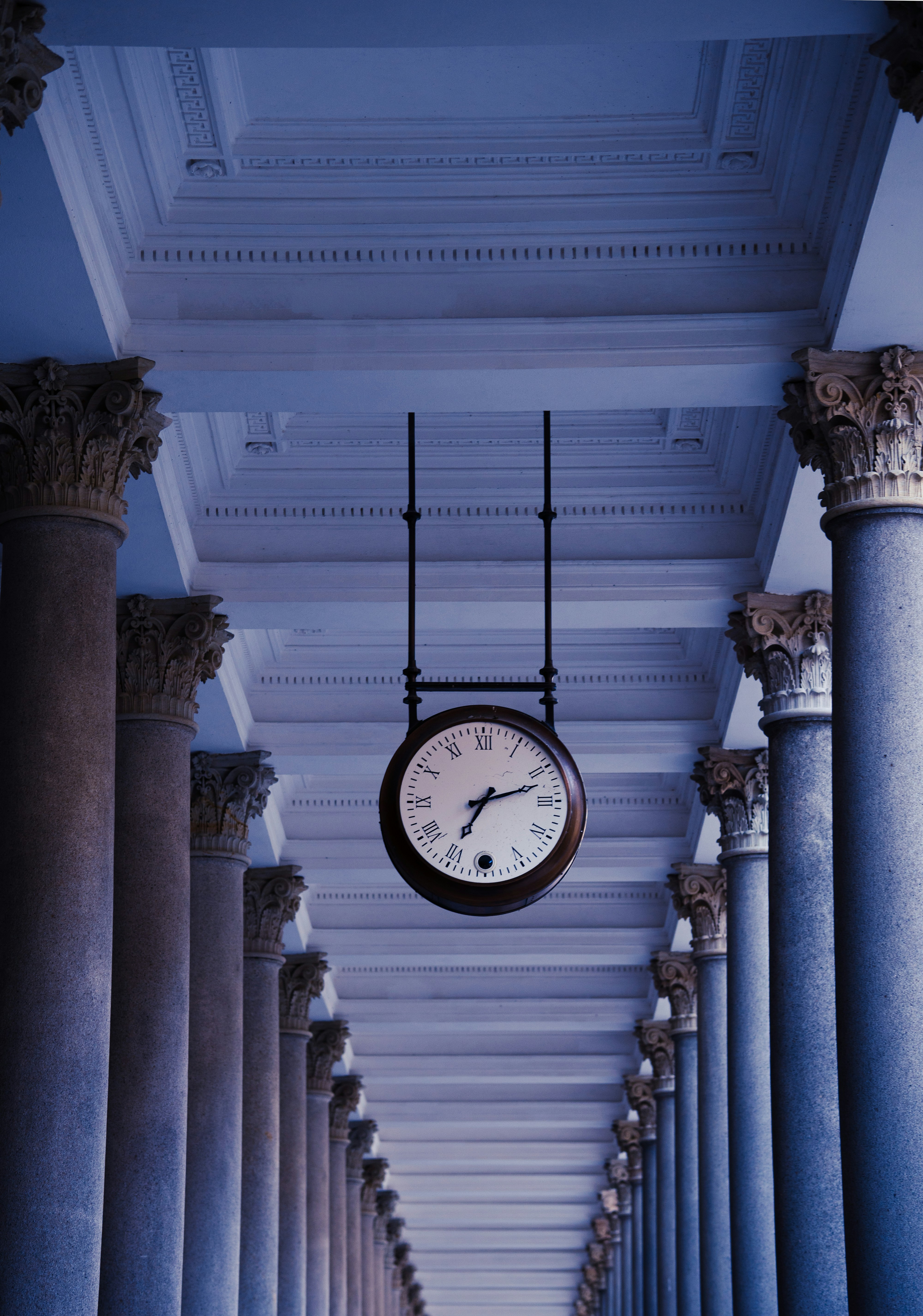 Un orologio appeso al soffitto di un edificio