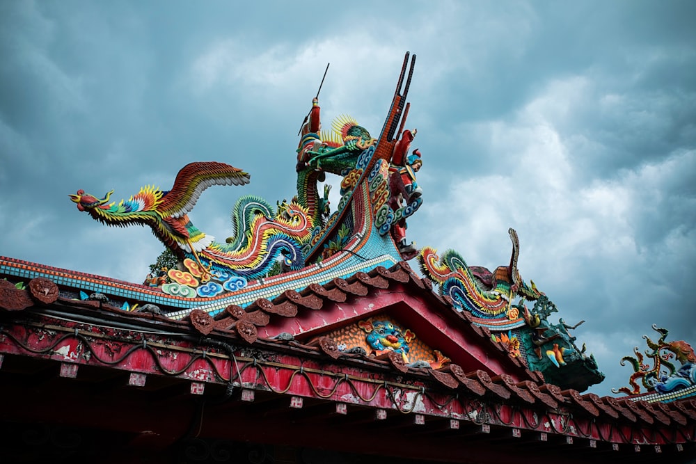 a roof with a dragon decoration on top of it