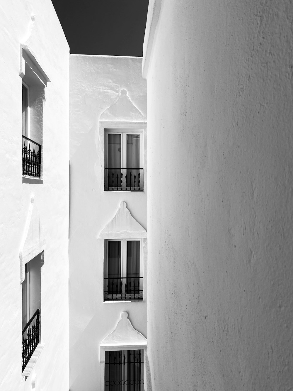 a black and white photo of a building