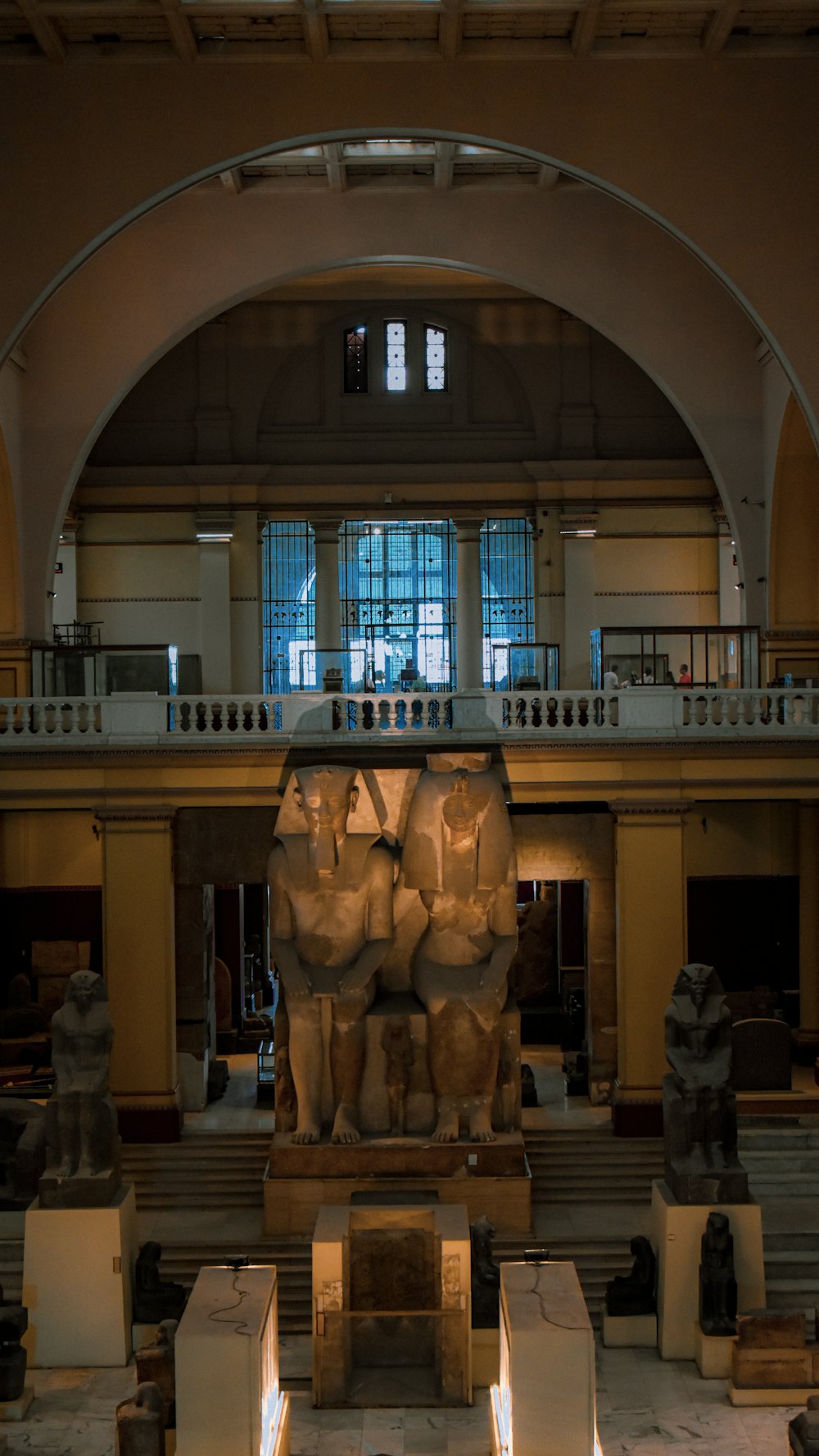 uma grande sala com uma estátua no meio dela