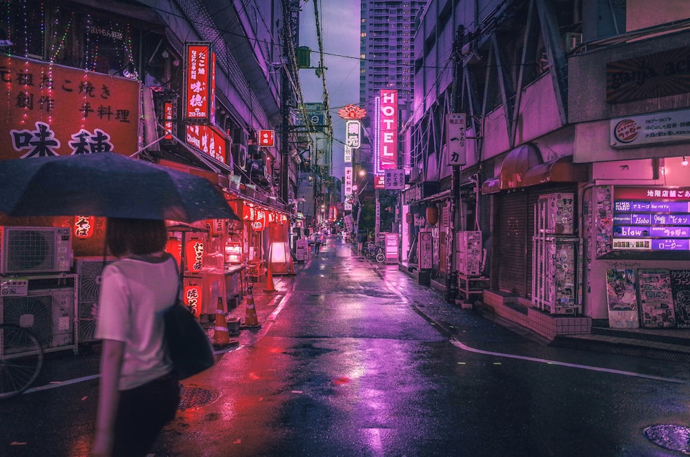 Una mujer caminando por una calle sosteniendo un paraguas