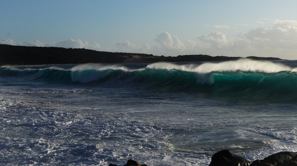 a large wave is coming in to the shore