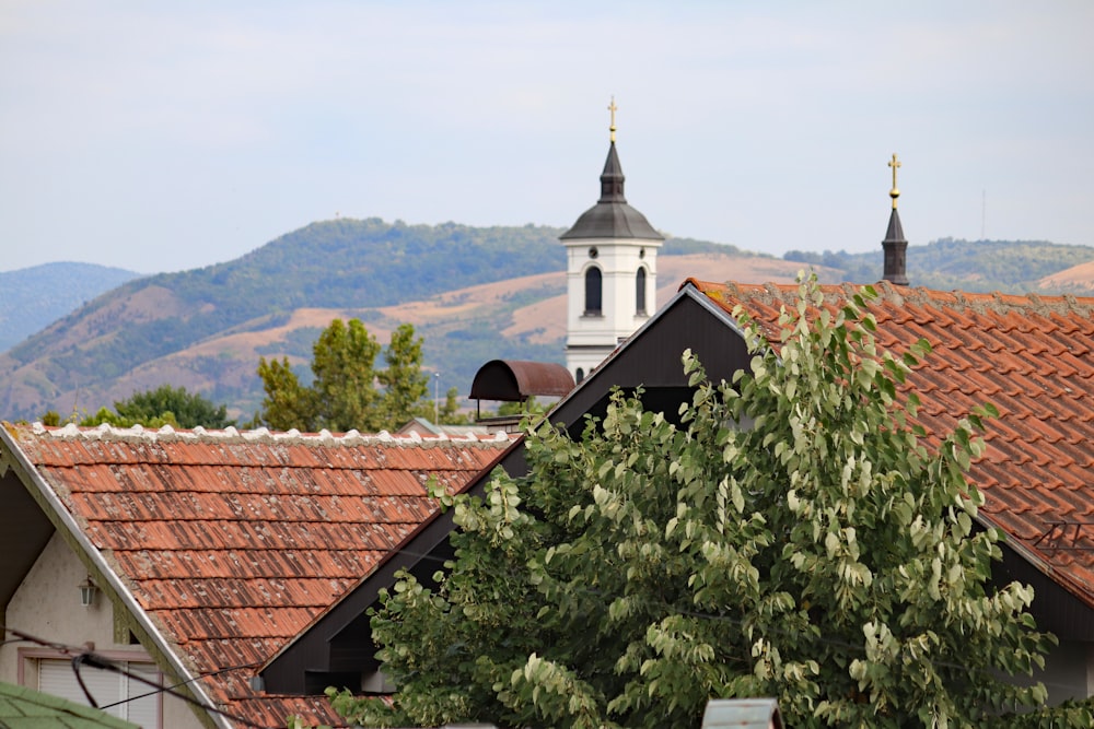 Un campanile della chiesa con un campanile sullo sfondo