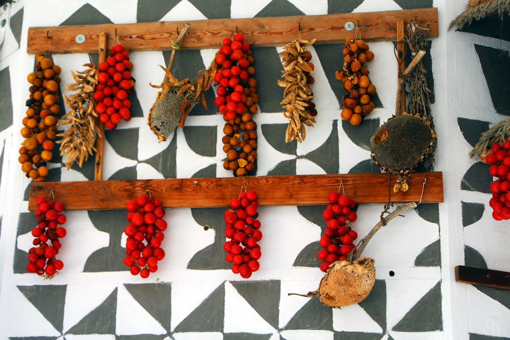 Ein Strauß Beeren hängt an einer Wand