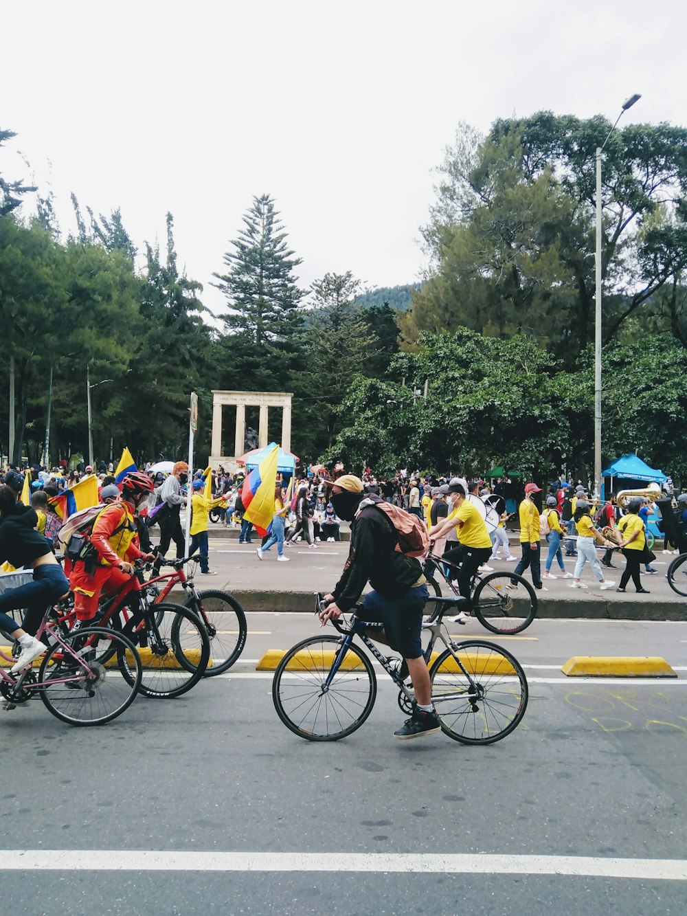 um grupo de pessoas andando de bicicleta por uma rua