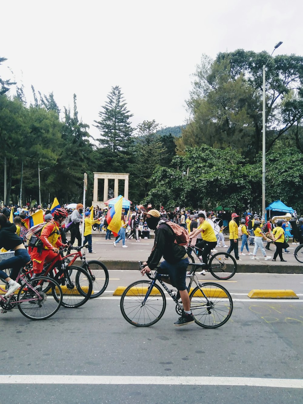 通りを自転車で走る人々のグループ