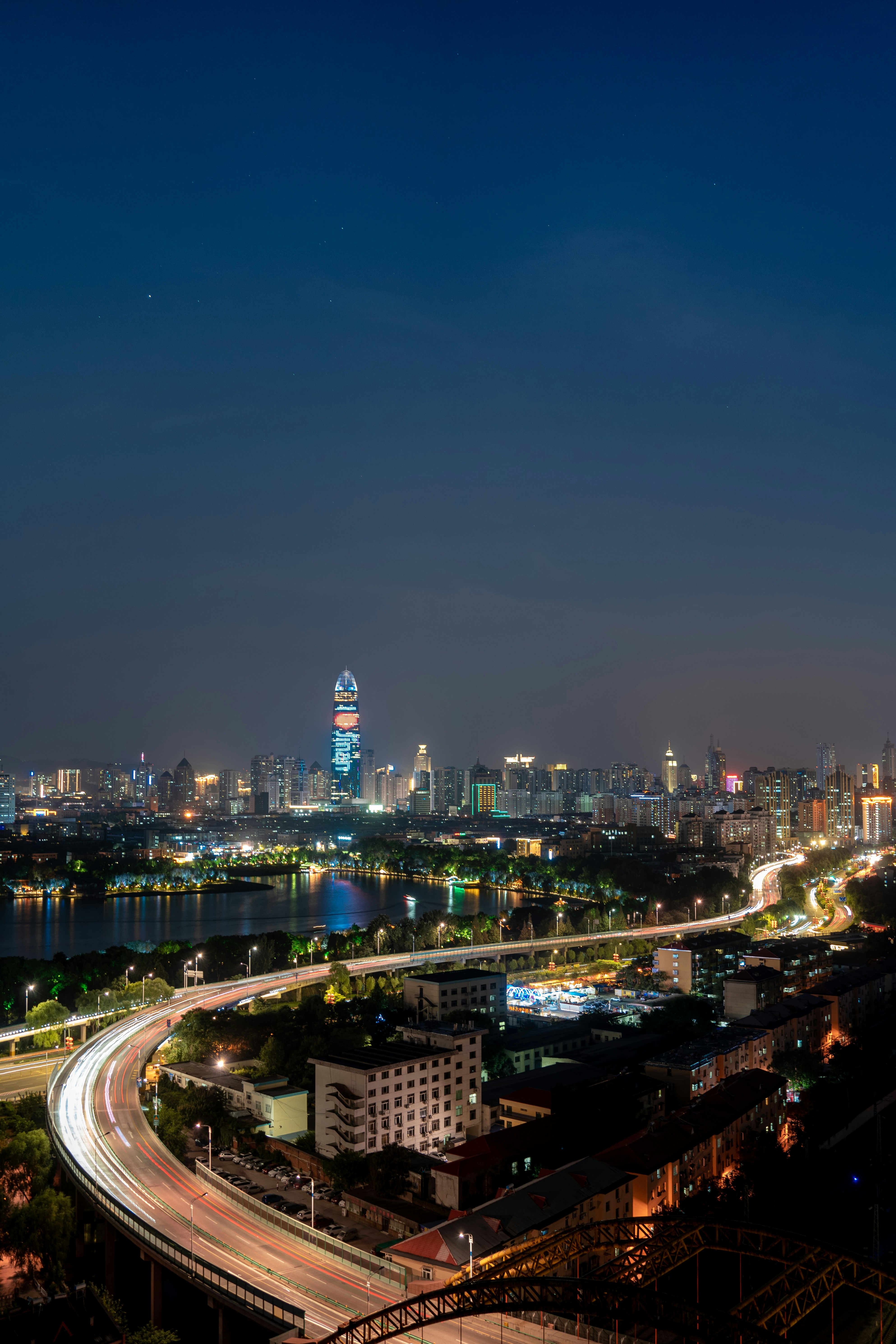 une vue d’une ville la nuit depuis le sommet d’une colline