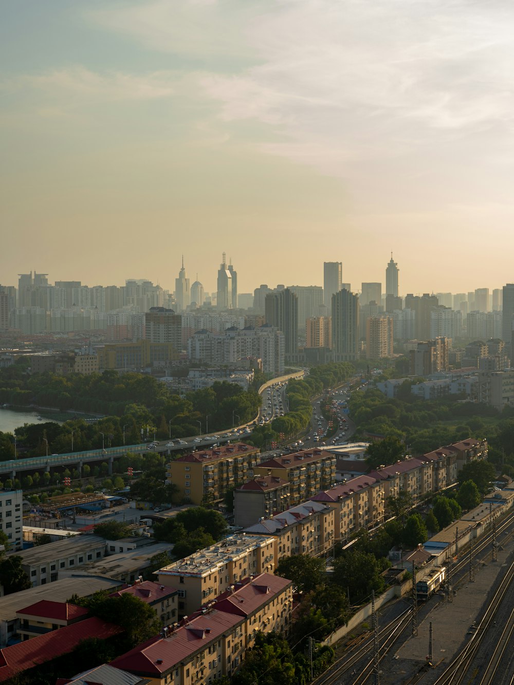 Un horizonte de la ciudad con un tren en las vías