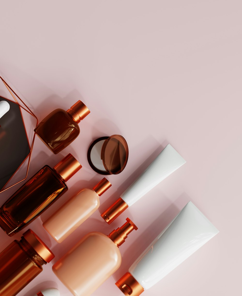 Eine Auswahl an Make-up-Produkten auf rosa Hintergrund