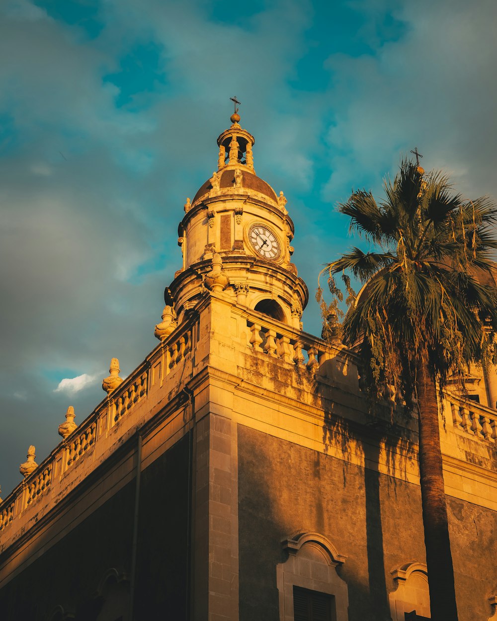 un grande edificio con un orologio in cima