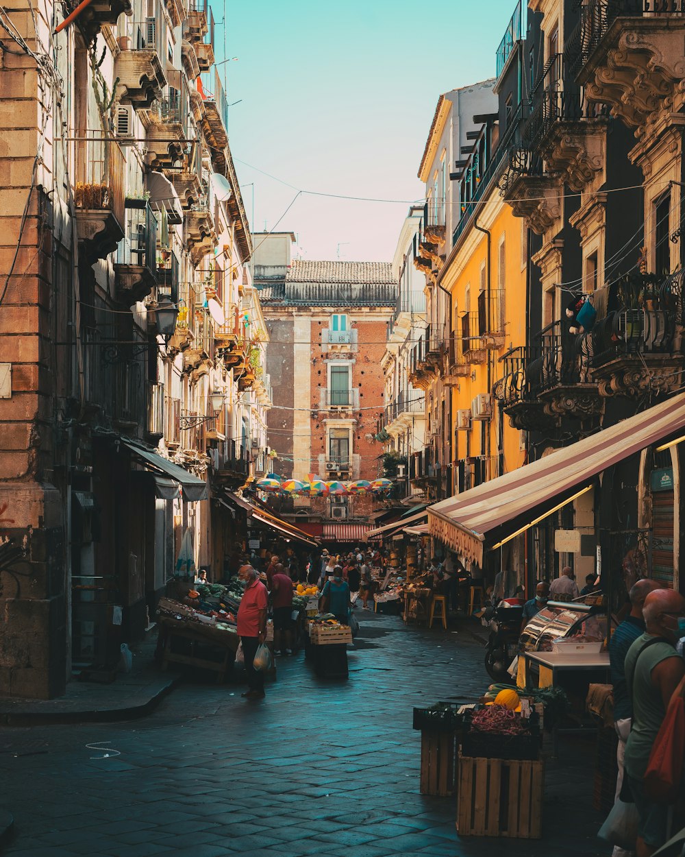 Une rue de la ville remplie de beaucoup de monde