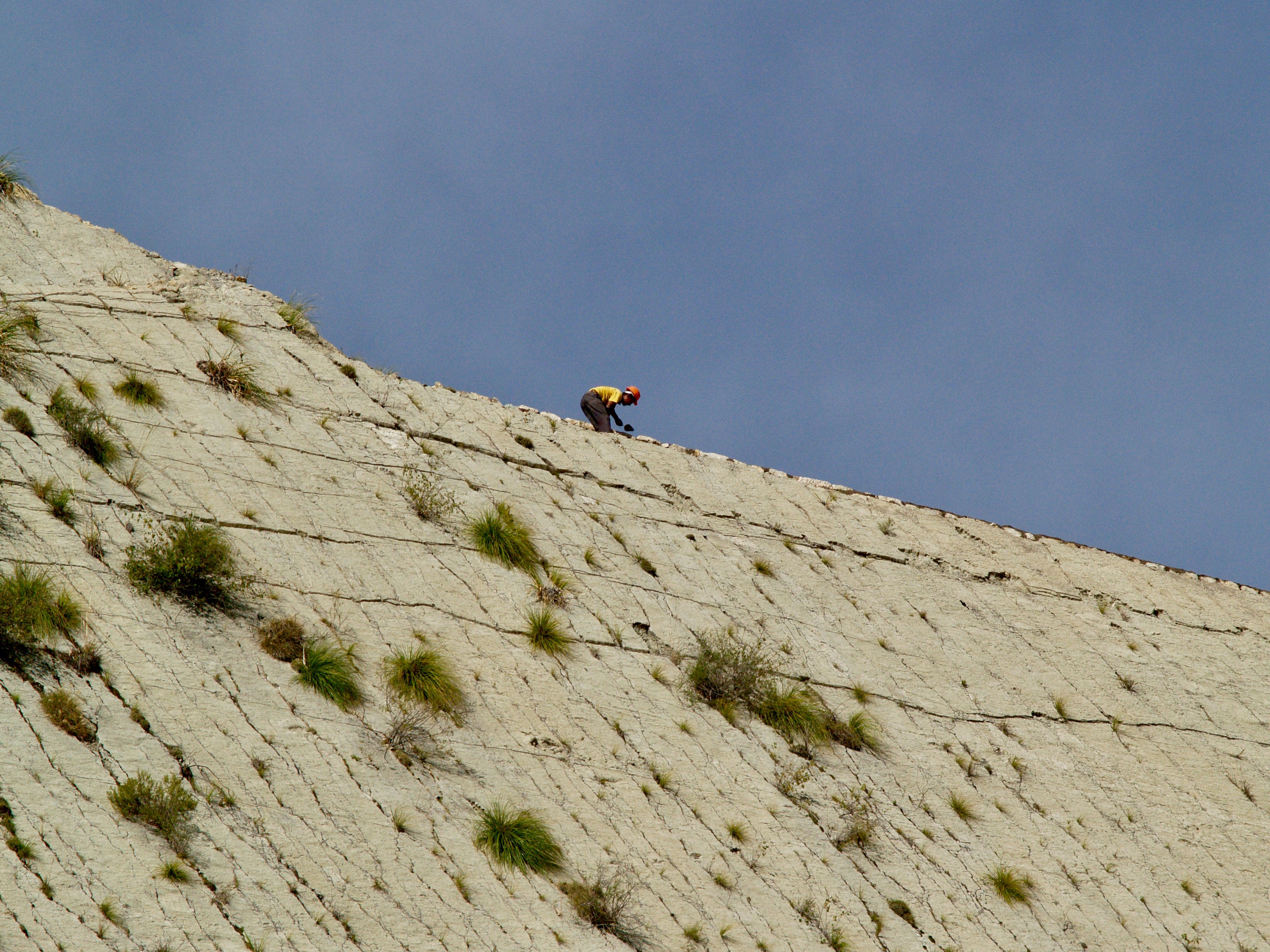 En bergsklättrare som når toppen.