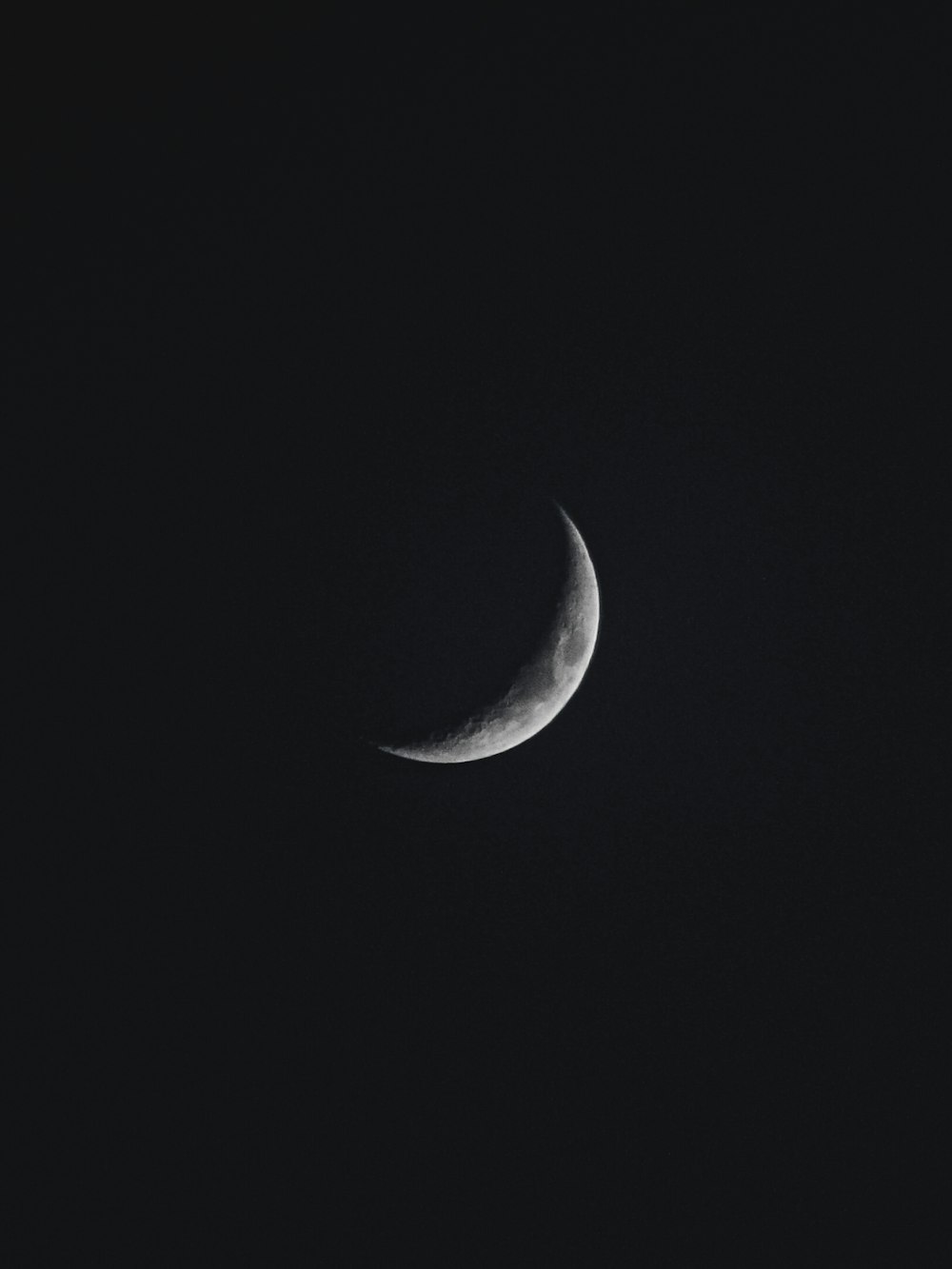 Una mezza luna è vista nel cielo scuro