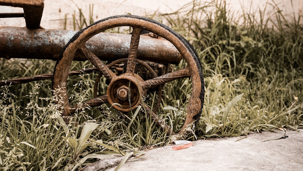 an old rusted wagon sitting in the grass