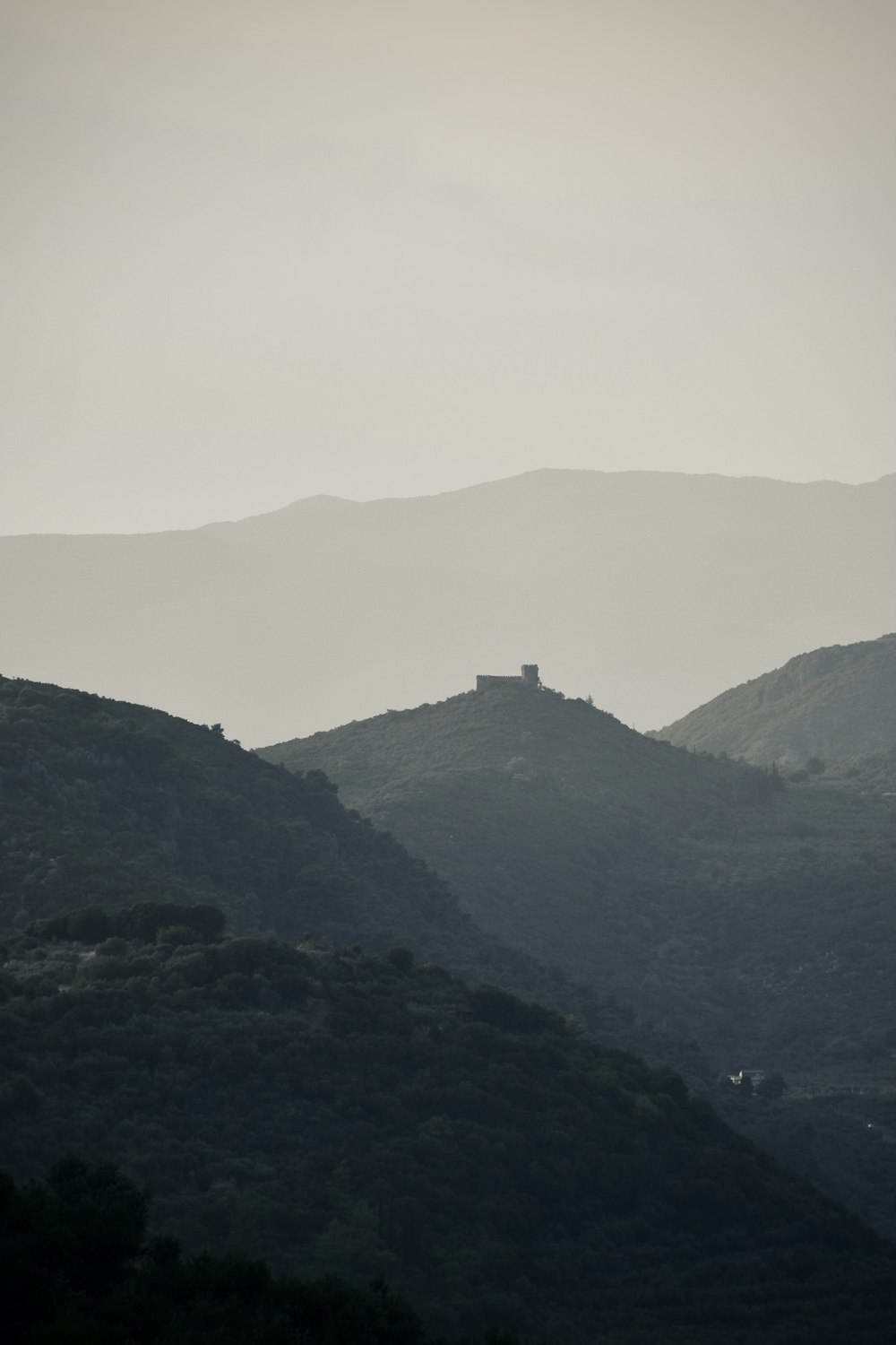 uma colina com uma torre no topo dela