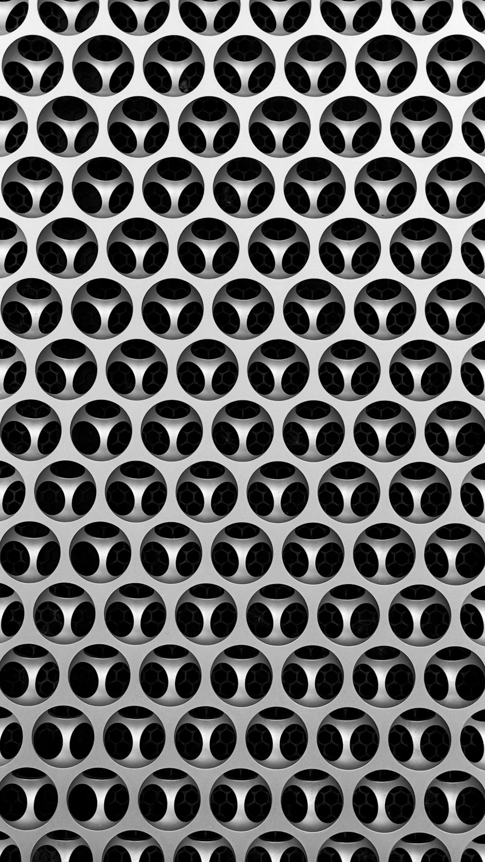uma foto em preto e branco de uma grelha de metal