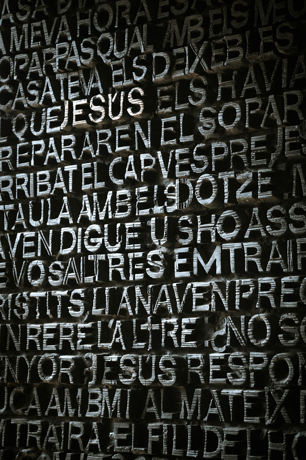 Un primer plano de una pared con palabras escritas en ella