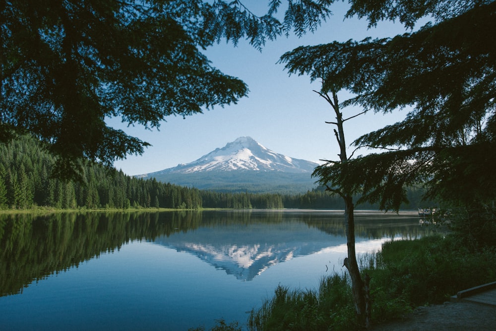 um lago com uma montanha no fundo