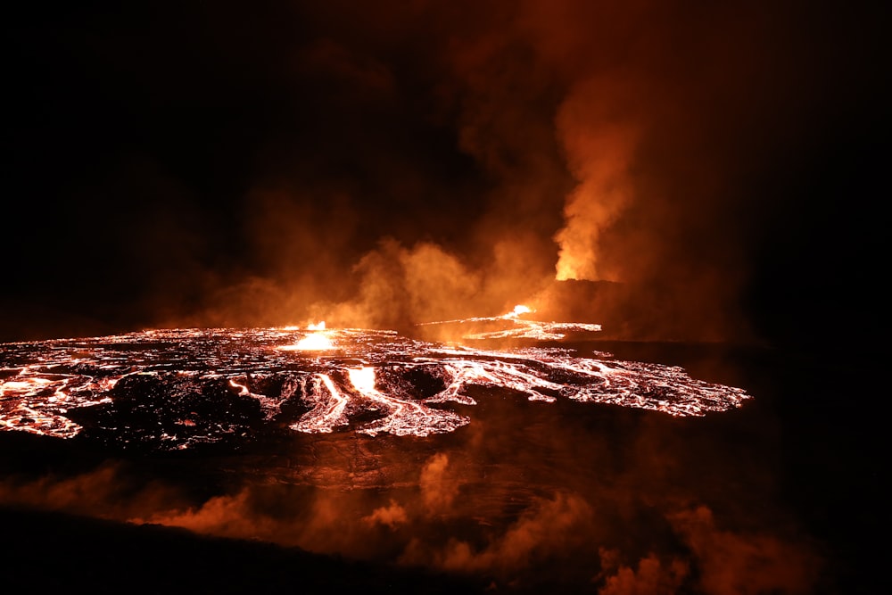 una grande quantità di lava è illuminata al buio