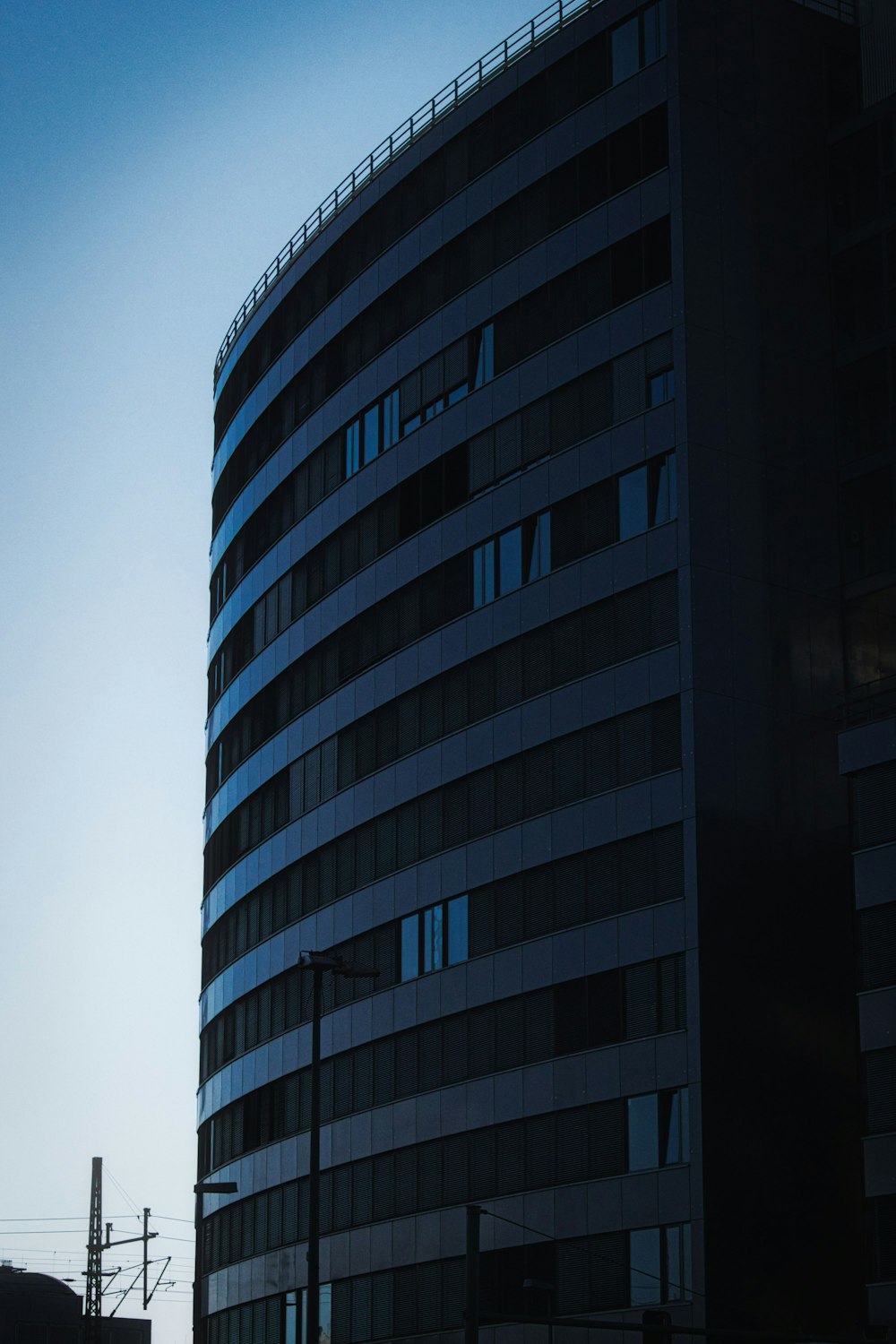 a very tall building sitting next to a traffic light