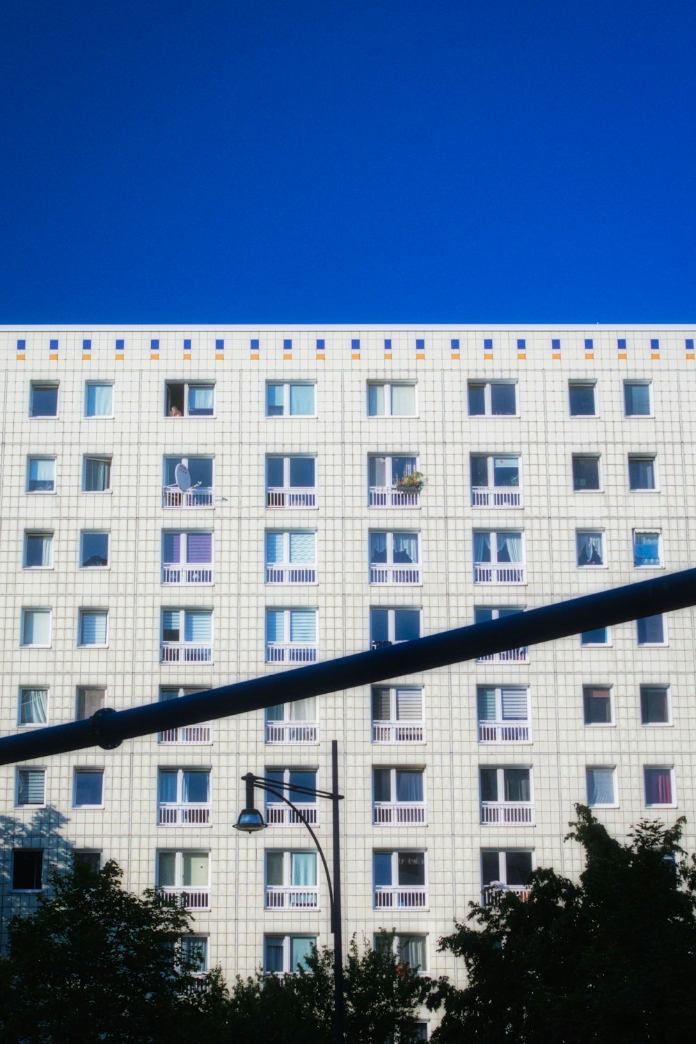 a traffic light in front of a tall building