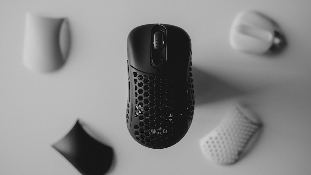 a black and white photo of a computer mouse