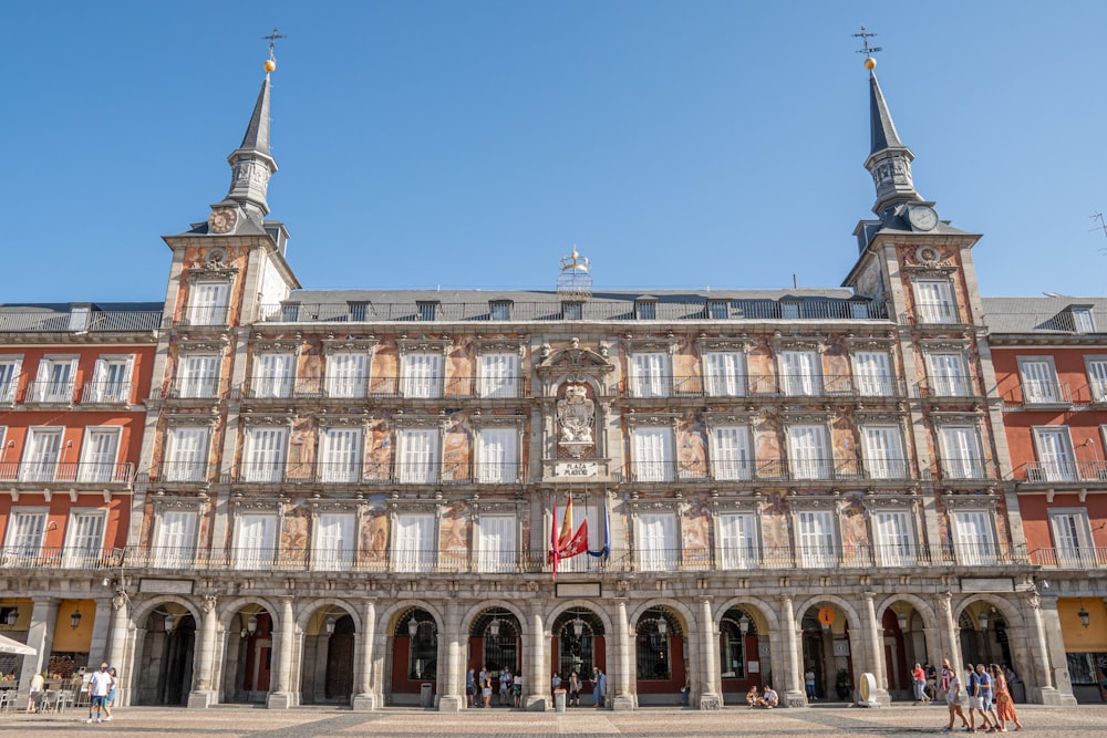 Un edificio grande con muchas ventanas