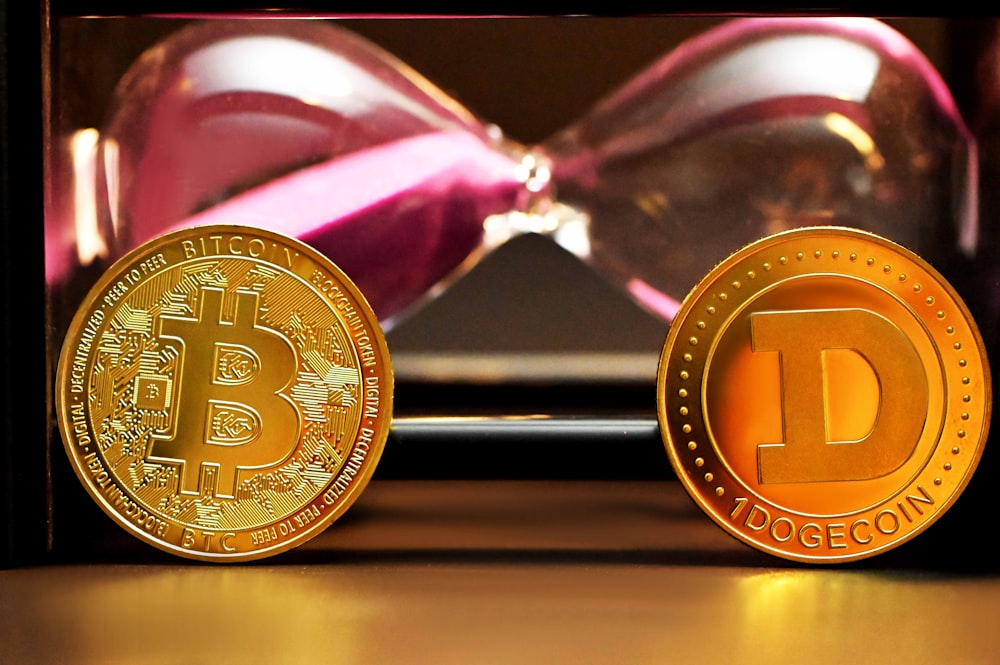 Zwei Bitcoins sitzen nebeneinander auf einem Tisch